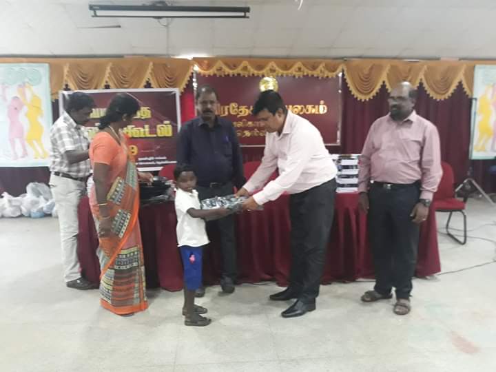 மாணவர்களுக்கு கற்றல் உபகரணங்கள் வழங்கல்