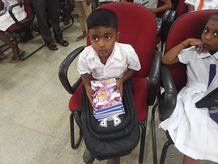மாணவர்களுக்கு கற்றல் உபகரணங்கள் வழங்கல்