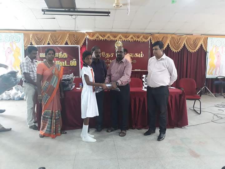 மாணவர்களுக்கு கற்றல் உபகரணங்கள் வழங்கல்