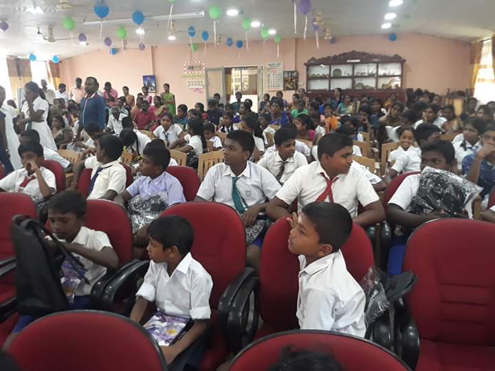 மாணவர்களுக்கு கற்றல் உபகரணங்கள் வழங்கல்