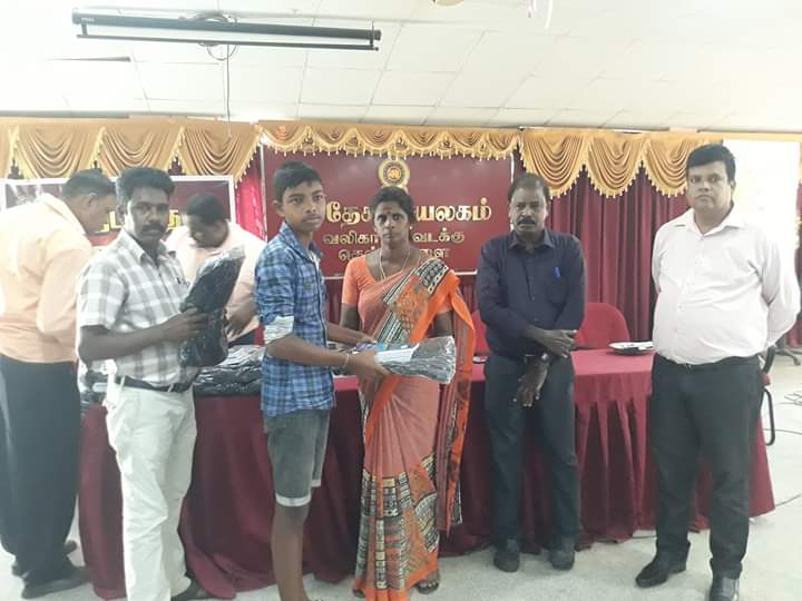 மாணவர்களுக்கு கற்றல் உபகரணங்கள் வழங்கல்